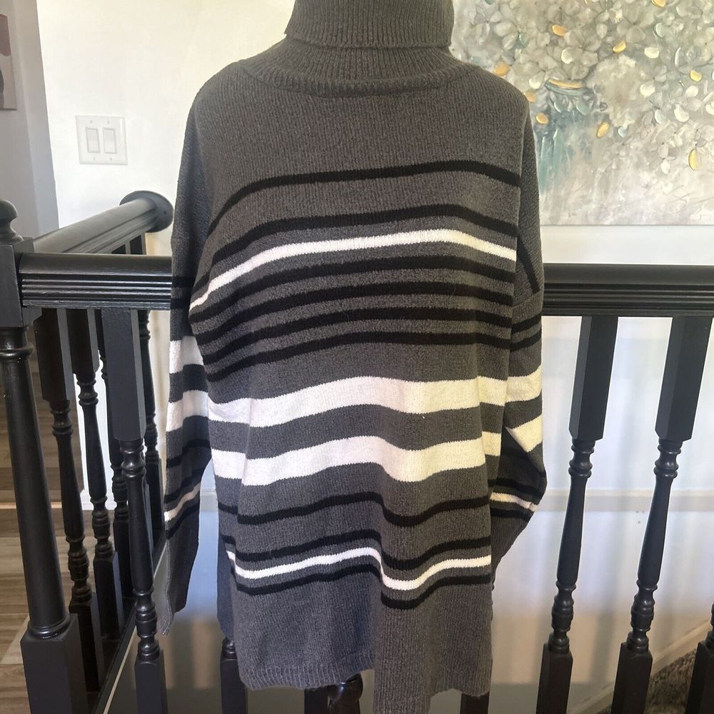 IDENTITY BLACK & WHITE TURTLENECK Oversized SWEATER Small